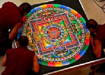 Tibetaanse Boeddhistiese Lamas bou sandmandala&amp;#39;s op twee terreine in Suid-Kalifornië